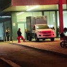 Tras el ataque, una de las víctimas fue trasladada al hospital, donde murió.