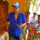 Conversar con los habitantes de su cantón era parte de las actividades del candidato.