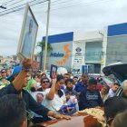 El hijo del fallecido levantó una foto de su padre mientras lo metían en un auto.