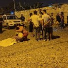 Las esposas de los fallecidos llegaron al sitio tras conocer de su asesinato.