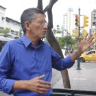 Antonio Orbe se plantó en plena avenida 9 de Octubre para mostrar el problema vial de Guayaquil.