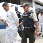 Los sospechosos fueron capturados en el noroeste de Guayaquil. Se movilizaban en un vehículo blanco, sin placa y con vidrios polarizados.