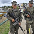 Militares y policías de Ecuador y Colombia han intensificado los controles contra las disidencias en la frontera.