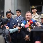 Juan Zapata, ministro del Interior, acudió a la Fiscalía General del Estado para entregar los 28 nombres recabados.