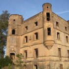 El castillo de la Isabela está abandonado en las afueras de Córdoba, España, y puede ser visitado por las personas.