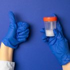 El semen está compuesto por aminoácidos, fósforo, potasio, ácido cítrico, colesterol, carnitina, calcio, sodio, zinc, entre otros.