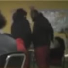 El profesor encarando al alumno, antes de agredirlo.