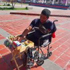 Al vendedor no le alcanza con sus ingresos porque debe pagar arriendo y comida.