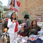 La candidata se ‘paseó’ por la calle Chile, en el Centro Histórico,  sector donde más ventas ambulantes se registran, así como mucha inseguridad.