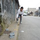 EXTRA llevó a la candidata a evidenciar la contaminación que sufren sectores como La Necochea. Hasta se puso a recoger la basura.