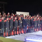 Los jugadores y el cuerpo técnico de Aucas fueron recibidos con una ‘lluvia’ de pirotecnia.