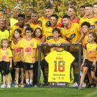 Matías Oyola fue despedido por la hinchada amarilla con lágrimas y aplausos.