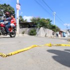 Los cadáveres de las féminas quedaron junto a la vereda, uno en el piso y otro en la silla.