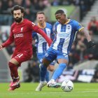 El lateral Pervis Estupiñán le ganó el duelo al delantero Mohamed Salah. No lo dejó ni respirar.