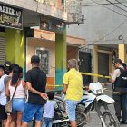 En la peluquería hubo tres baleados, el dueño del establecimiento falleció.