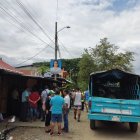 Las víctimas recibieron una descarga de disparos cuando se servían alimentos en un populoso restaurante de Paján, al sur de la provincia.