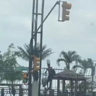 Viral | Un joven fue captado por EXTRA con una paca de botellas de agua en su cabeza burlando la seguridad del sitio turístico.