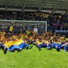 La celebración de los jugadores del Mejía con el trofeo como  campeones de la Superliga.