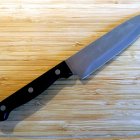 Un cuchillo fue hallado junto al cadáver.