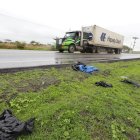 El cuerpo estaba a un costado de la carretera, en fundas que aún quedaban en el sitio luego del levantamiento del cadáver.