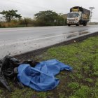 Las fundas que cubrían el cuerpo encontrado en Durán seguían en el sitio horas después.
