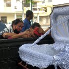 Nada consolaba a doña Lorenza, quien solo contemplaba entre lágrimas el ataúd de su descendencia.