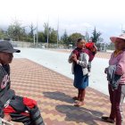 Manuel, su esposa y su madre cuidan de la víctima, mientras  esperaban los resultados de la audiencia.