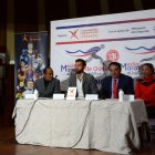 La experimentada fondista Rosalba Chacha (d) es la embajadora de la carrera organizada por el Team Pichincha.