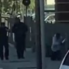 Momento en el cual las autoridades le dispararon al hombre que estaba en la silla de ruedas.