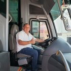 Walter Osma es un chofer colombiano que traslada en un bus de turismo a la sub-20 de Ecuador, en Bogotá.