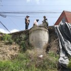 Los vecinos mostraron la magnitud del talud, donde colocaron plásticos negros para mitigar el impacto de las lluvias.