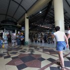 Los vendedores aseguran que andan más mosca y entre ellos se pasan la voz de cualquier actitud sospechosa, sobre todo si las personas pasan mucho tiempo en un solo punto.