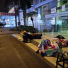 Muchas familias se quedan dormidas en las aceras de la calle, intentando cubrirse del frío con 'cambuches' improvisados.