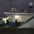 Los sujetos aprovecharon que un carro salía para poder infiltrarse.