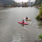 Bomberos y policías del cantón acudieron a la represa a verificar la presencia del cadáver.