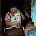 La mujer fue visitada por vecinos, gente de fundaciones privadas y públicas, quienes le han dejado comida.