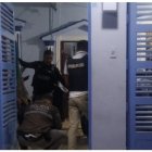 La policía revisó exhaustivamente uno de los sitios donde dejaron las amenazas.