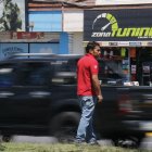 Los usuarios cruzan 10 carriles de alta velocidad. El auto implicado fue hallado el jueves.