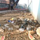 Los usuarios tienen que caminar junto a la basura que no ha sido recogida.