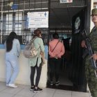 Policías y militares resguardan los recintos electorales para evitar incidentes.