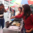 Comerciantes ofrecían sus productos aprovechando la afluencia de gente.