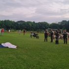 En el lugar se vivió una verdadera tribulación, con los cuerpos tirados en medio de la cancha.