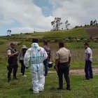 Los agentes inspeccionaron el área donde encontraron el cadáver.