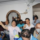 Al cierre de los comicios la gente de la prefecta se juntó alrededor de una pantalla gigante para escuchar resultados preliminares.