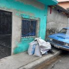 Los asesinos llegaron en una motocicleta. Al parecer, buscaban a un familiar de la occisa.