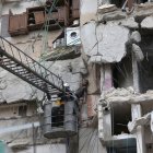 Un rescatista localiza a una persona entre los escombros de un edificio tras un terremoto en la provincia de Idlib, Siria.