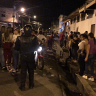 El personal antidisturbios de la Policía intervino para disuadir a los manifestantes quienes empezaron a gritar improperios en contra del candidato Johnny Terán.