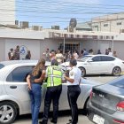 Agentes de tránsito acudieron a la clínica para confirmar la novedad.