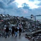 El sobreviviente había quedado atrapado bajo los escombros del edificio de cinco plantas en el que residía en la aldea de Millis.