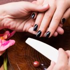 Usar esmaltes de buena calidad es una de las claves para que la manicura perdure.